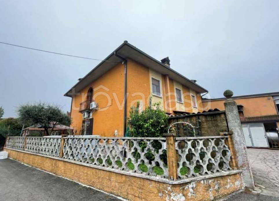 casa indipendente in vendita a Casalromano in zona Fontanella Grazioli