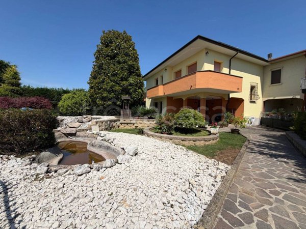 casa indipendente in vendita a Casalromano in zona Fontanella Grazioli