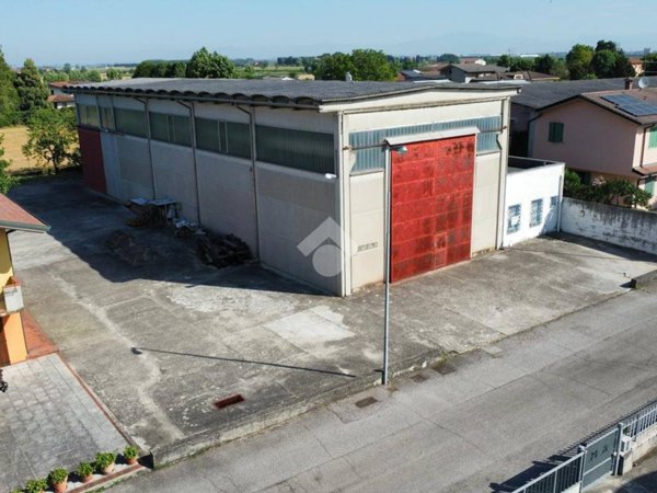 locale commerciale in vendita a Castelbelforte