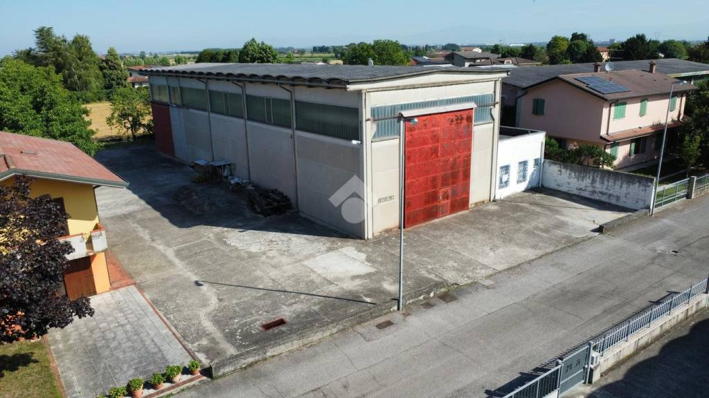 locale commerciale in vendita a Castelbelforte