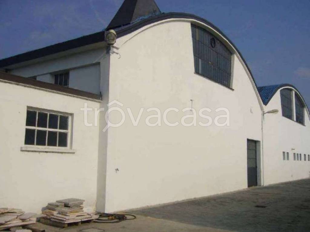 locale commerciale in vendita a Castelbelforte