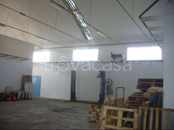 locale commerciale in vendita a Castelbelforte