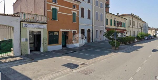locale commerciale in vendita a Castelbelforte