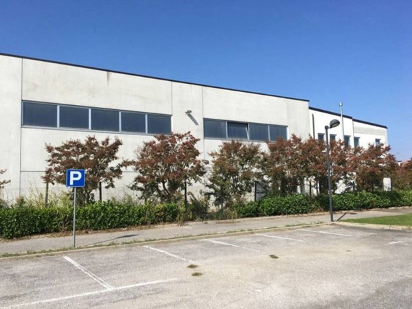 locale commerciale in vendita a Castel d'Ario