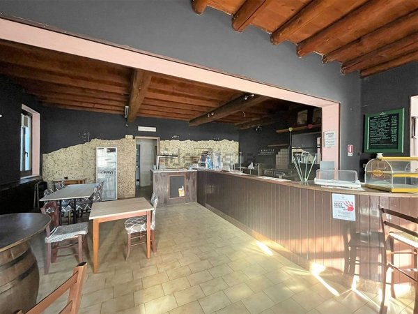 locale commerciale in vendita a Castel d'Ario