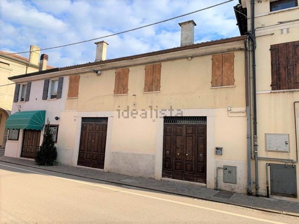 locale commerciale in vendita a Castel d'Ario