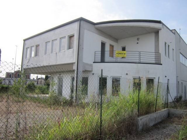 locale commerciale in vendita a Castel d'Ario
