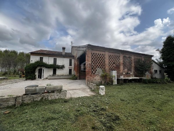 casa indipendente in vendita a Castel d'Ario