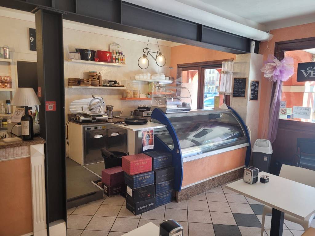 negozio in vendita a Castel d'Ario