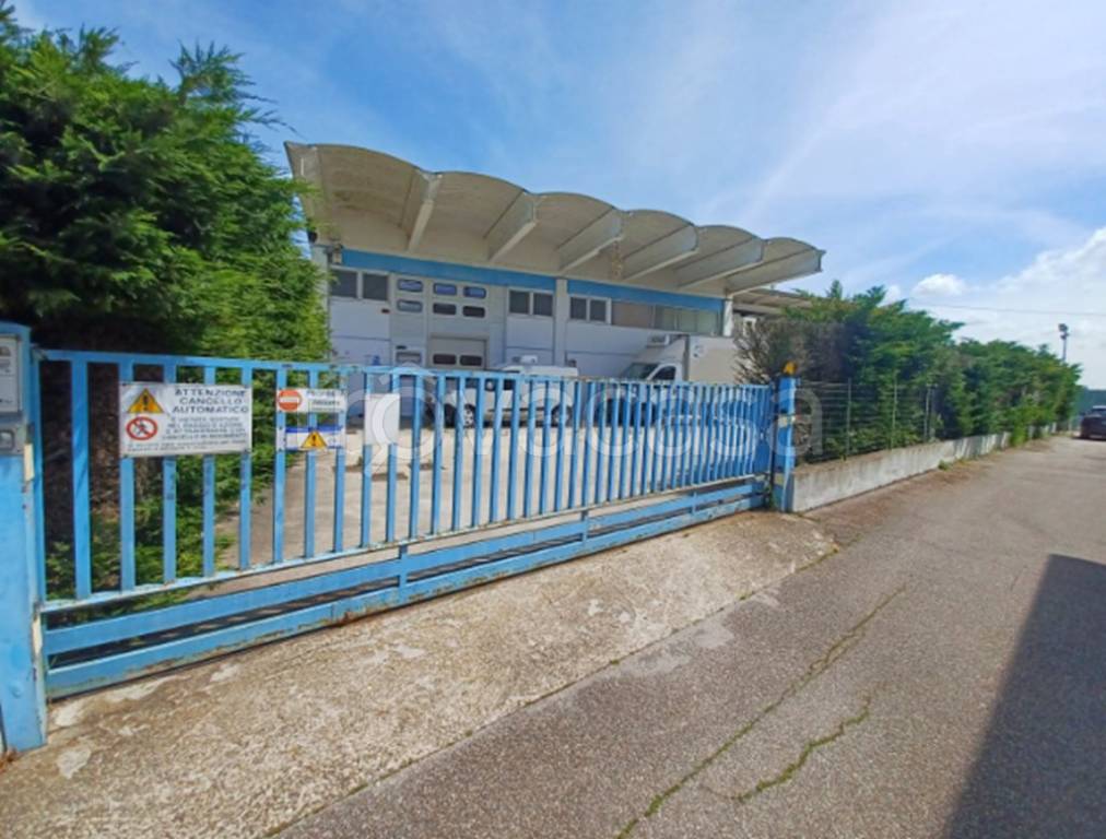 locale commerciale in vendita a Castel d'Ario