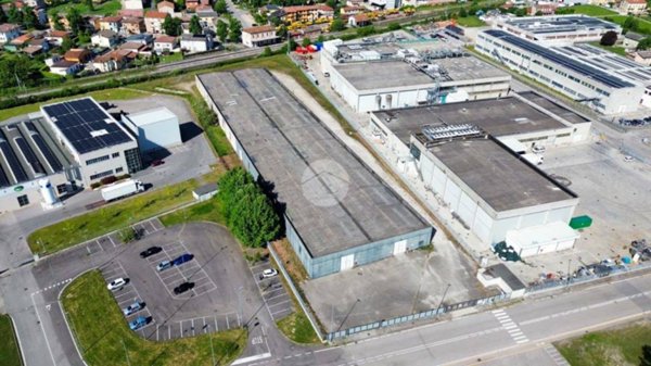 locale commerciale in vendita a Castel d'Ario