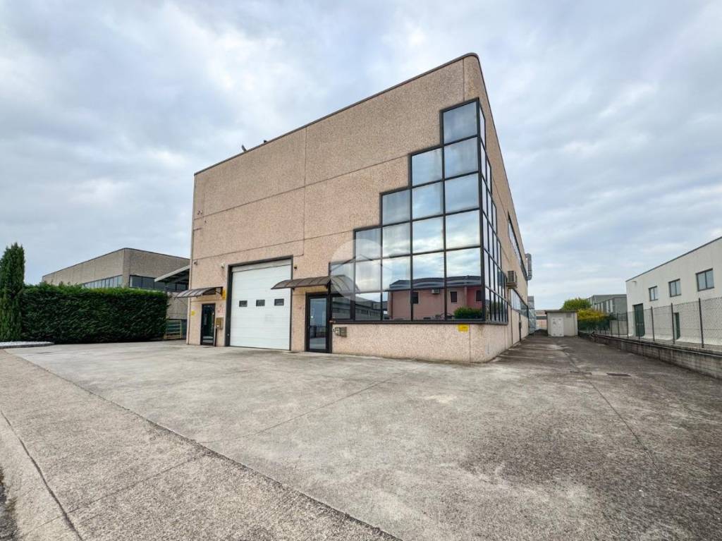 locale commerciale in vendita a Castel Goffredo