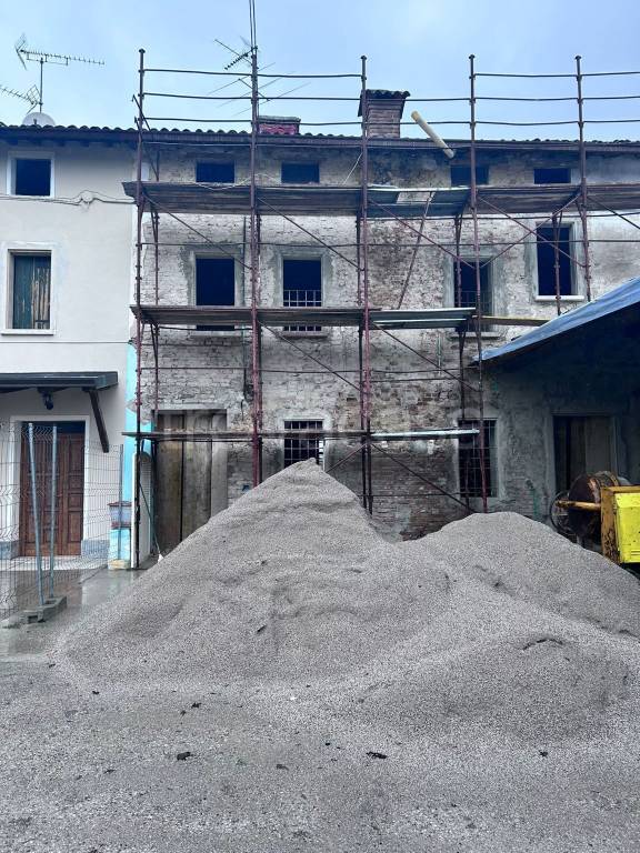 casa indipendente in vendita a Castel Goffredo in zona Villa