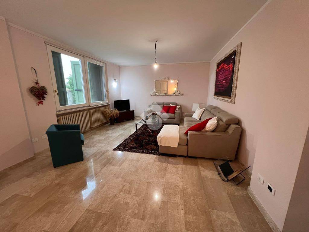casa indipendente in vendita a Castel Goffredo in zona Villa