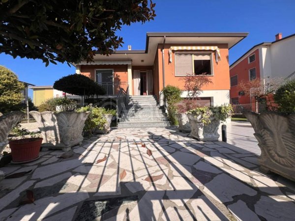casa indipendente in vendita a Castel Goffredo in zona Villa