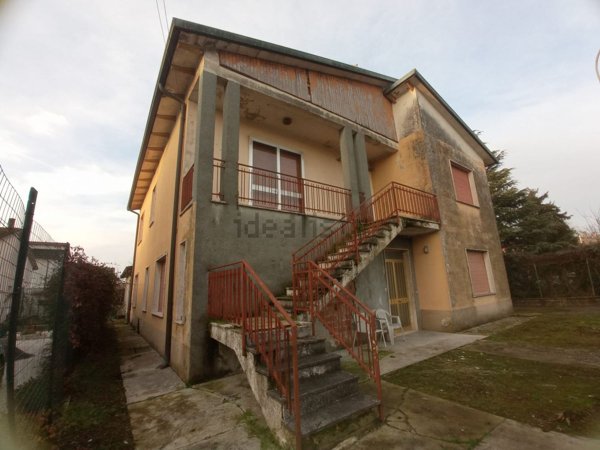 casa indipendente in vendita a Castel Goffredo in zona Villa