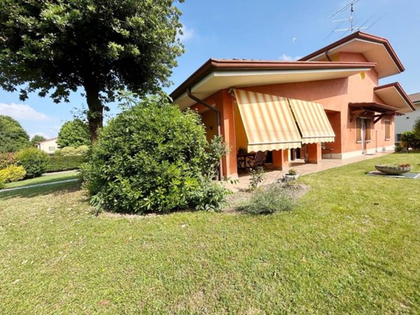 casa indipendente in vendita a Castel Goffredo in zona Villa