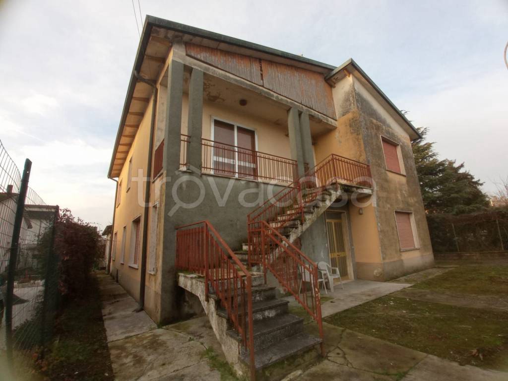 casa indipendente in vendita a Castel Goffredo in zona Villa