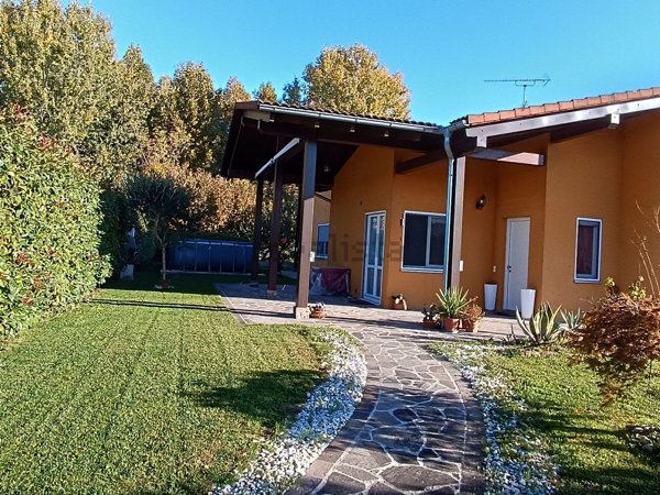 casa indipendente in vendita a Castel Goffredo in zona Villa