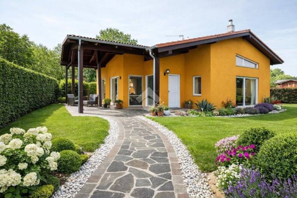 casa indipendente in vendita a Castel Goffredo in zona Villa