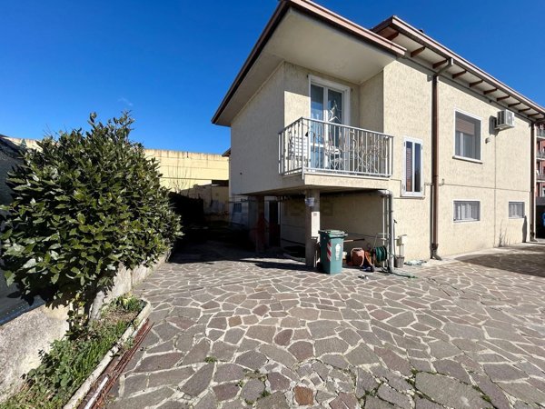casa indipendente in vendita a Castel Goffredo in zona Villa