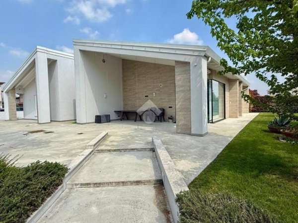 casa indipendente in vendita a Castel Goffredo in zona Villa