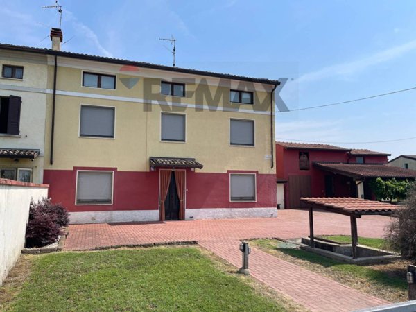 casa indipendente in vendita a Castel Goffredo in zona Villa