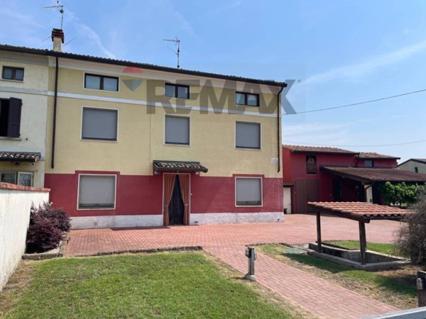 casa indipendente in vendita a Castel Goffredo in zona Rassica