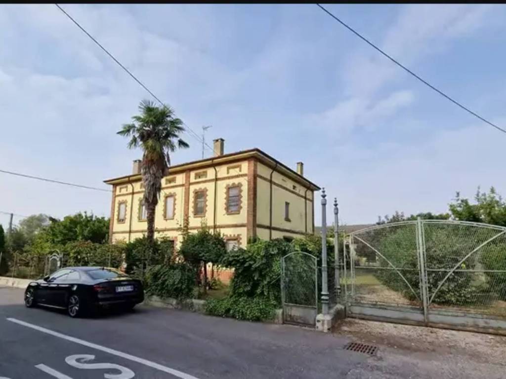 casa indipendente in vendita a Castellucchio in zona Sarginesco