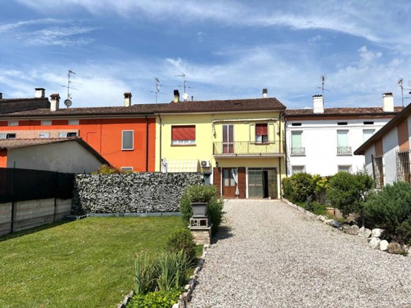 casa indipendente in vendita a Castellucchio in zona Gabbiana