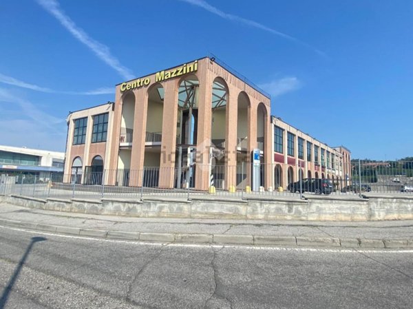 locale commerciale in vendita a Castiglione delle Stiviere