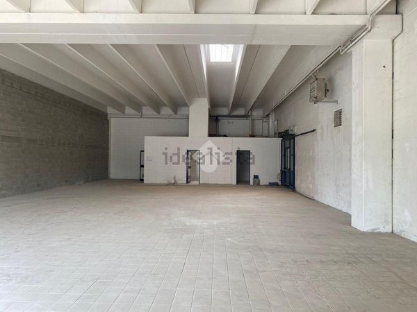 locale commerciale in vendita a Castiglione delle Stiviere