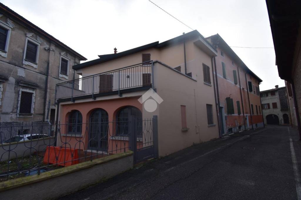 casa indipendente in vendita a Castiglione delle Stiviere