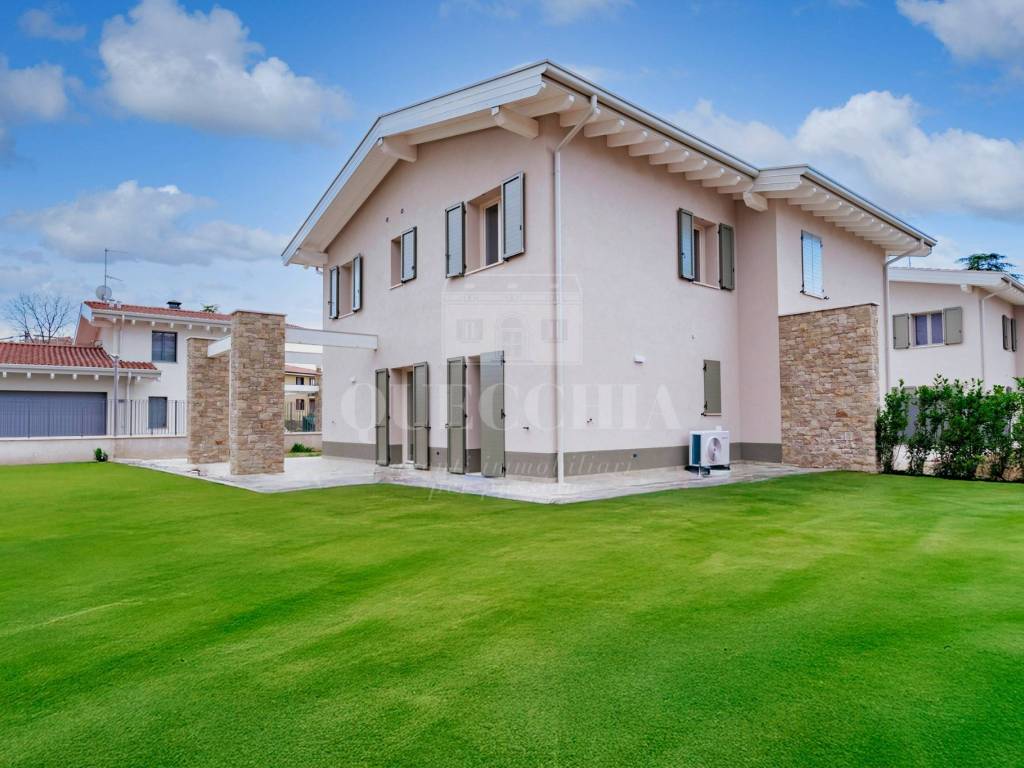 casa indipendente in vendita a Castiglione delle Stiviere