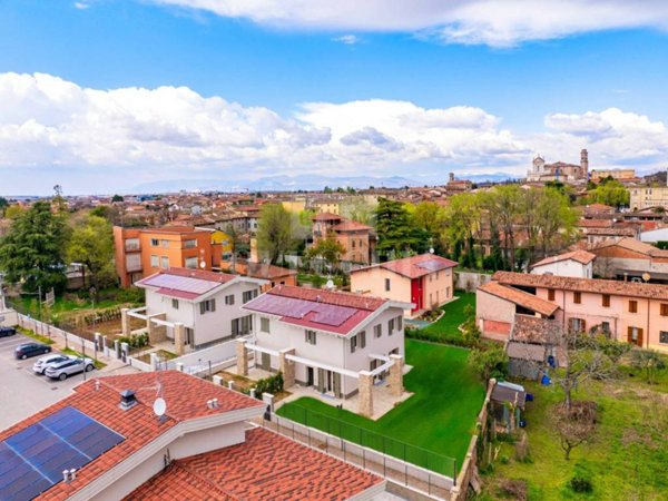 casa indipendente in vendita a Castiglione delle Stiviere