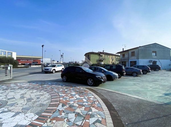negozio in vendita a Castiglione delle Stiviere