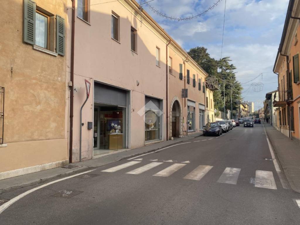 negozio in vendita a Castiglione delle Stiviere