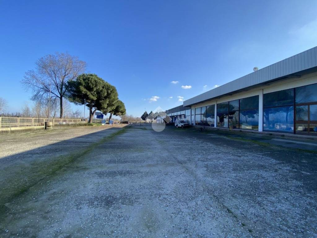 locale commerciale in vendita a Castiglione delle Stiviere