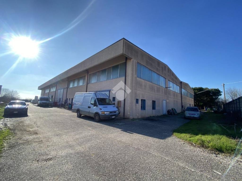 locale commerciale in vendita a Castiglione delle Stiviere