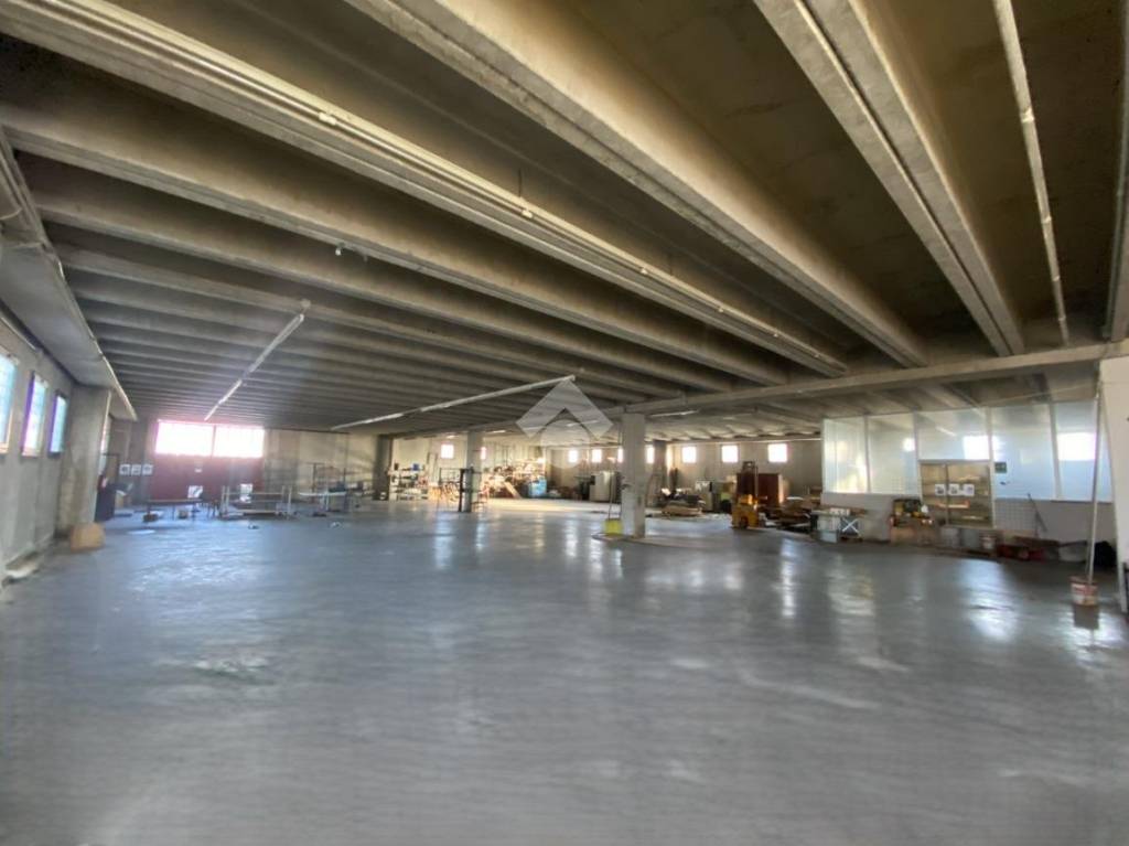 locale commerciale in vendita a Castiglione delle Stiviere