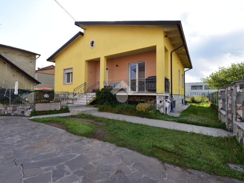 casa indipendente in vendita a Castiglione delle Stiviere