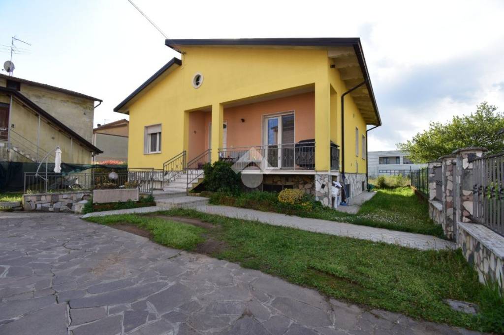 casa indipendente in vendita a Castiglione delle Stiviere