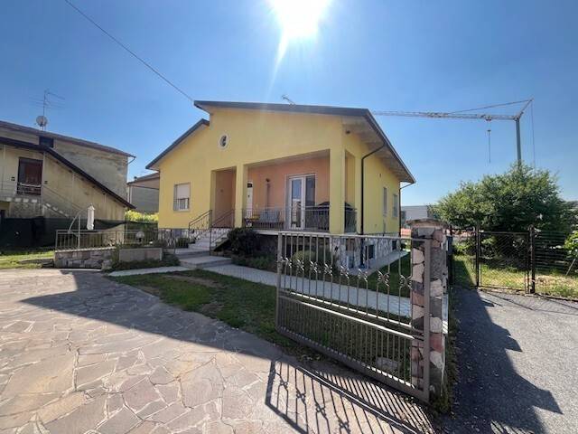 casa indipendente in vendita a Castiglione delle Stiviere