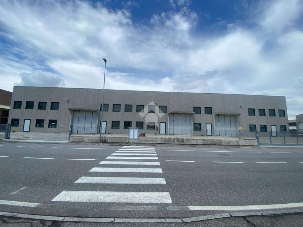 locale commerciale in vendita a Castiglione delle Stiviere