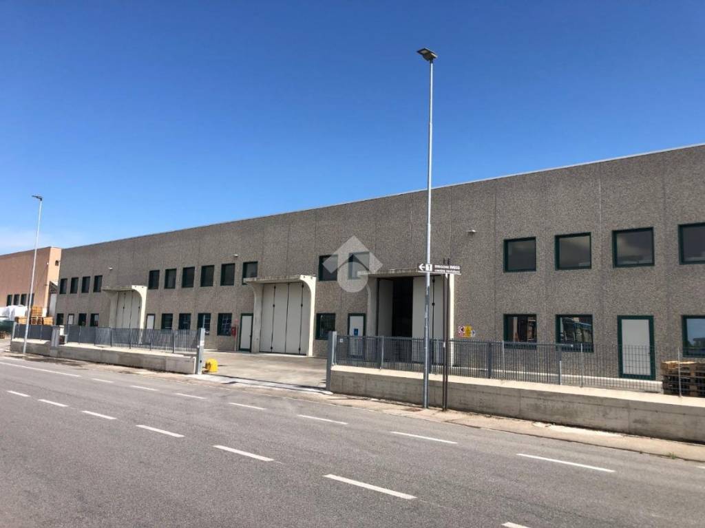 locale commerciale in vendita a Castiglione delle Stiviere