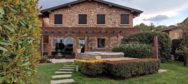 casa indipendente in vendita a Castiglione delle Stiviere