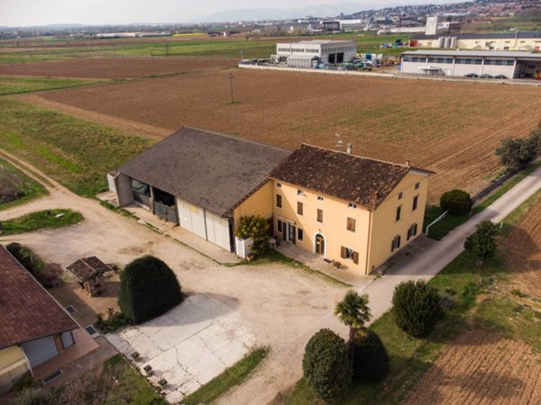 casa indipendente in vendita a Castiglione delle Stiviere