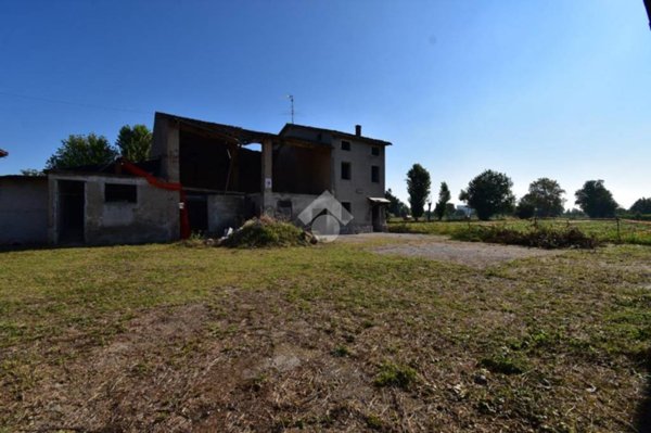 casa indipendente in vendita a Castiglione delle Stiviere in zona Gozzolina