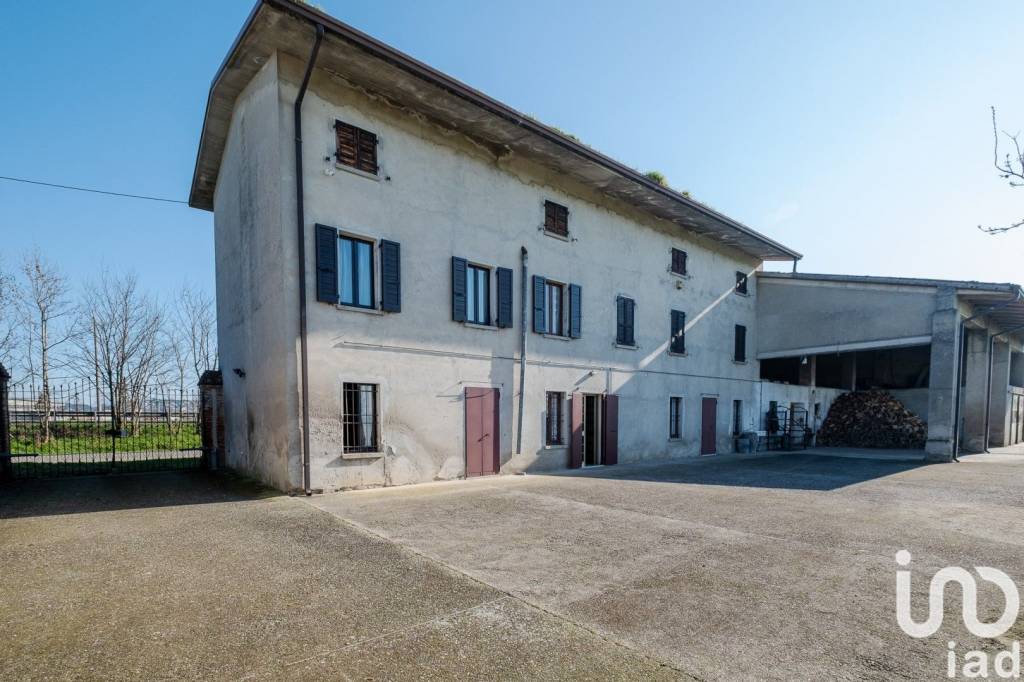 casa indipendente in vendita a Castiglione delle Stiviere
