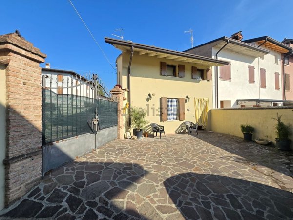 casa indipendente in vendita a Castiglione delle Stiviere in zona Gozzolina